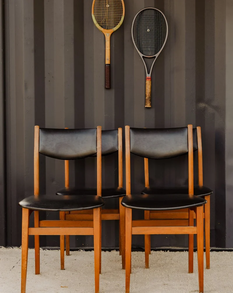 Alma, le lot de 4 chaises en cuir noir et bois N°1874