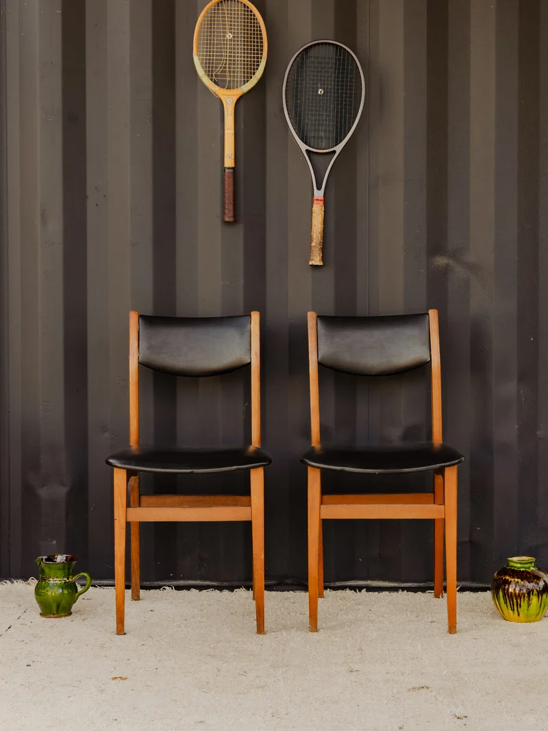 Alma, le lot de 4 chaises en cuir noir et bois N°1874
