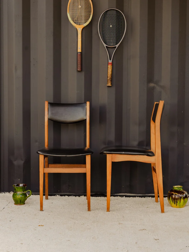 Alma, le lot de 4 chaises en cuir noir et bois N°1874