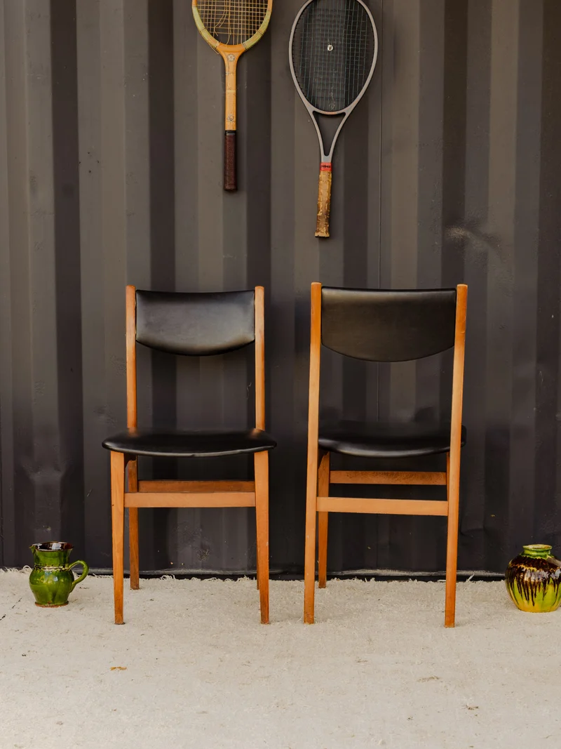 Alma, le lot de 4 chaises en cuir noir et bois N°1874
