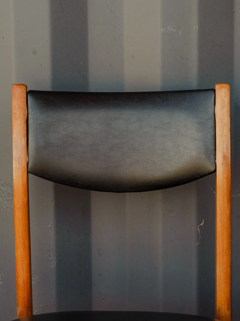 Alma, le lot de 4 chaises en cuir noir et bois N°1874