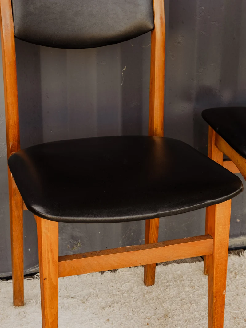 Alma, le lot de 4 chaises en cuir noir et bois N°1874