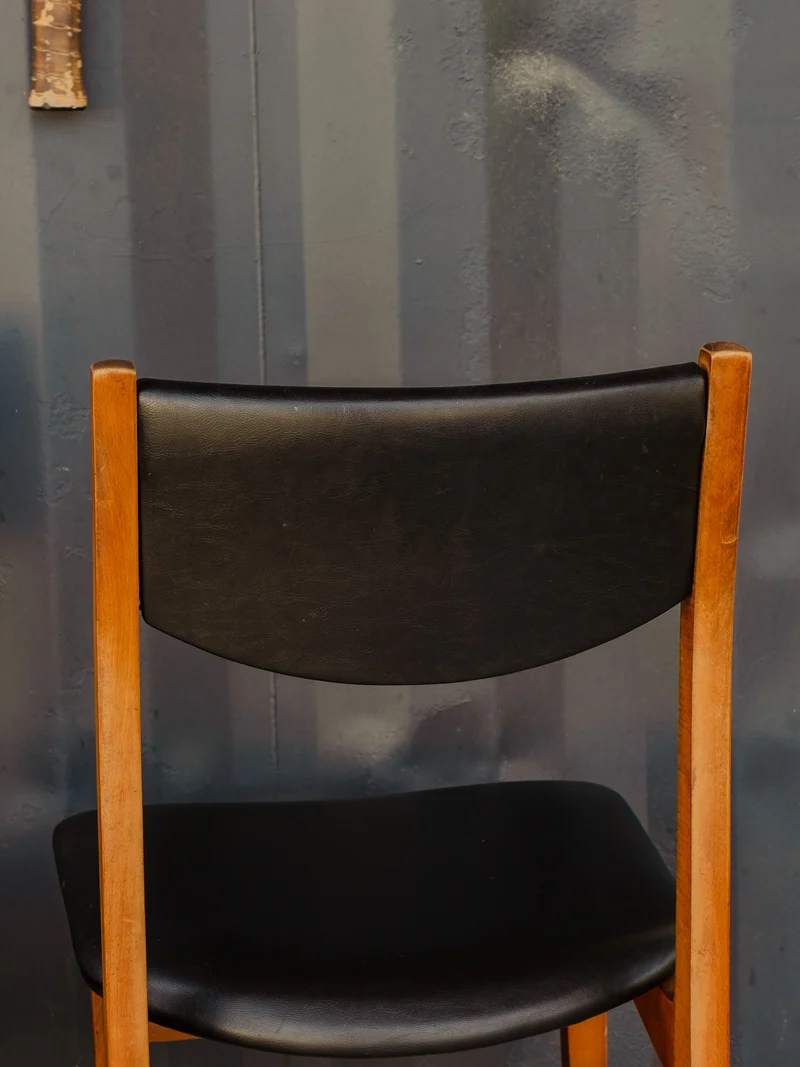 Alma, le lot de 4 chaises en cuir noir et bois N°1874