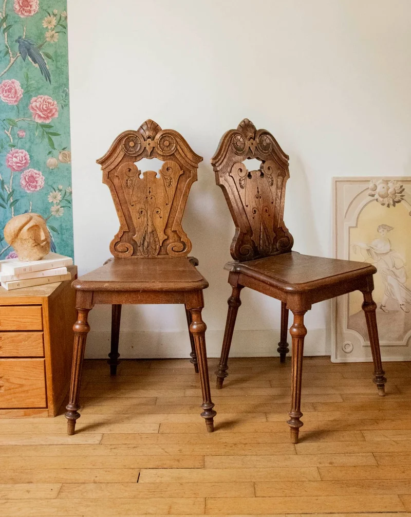 Claude, la paire de chaises au bois sculpté N°1583