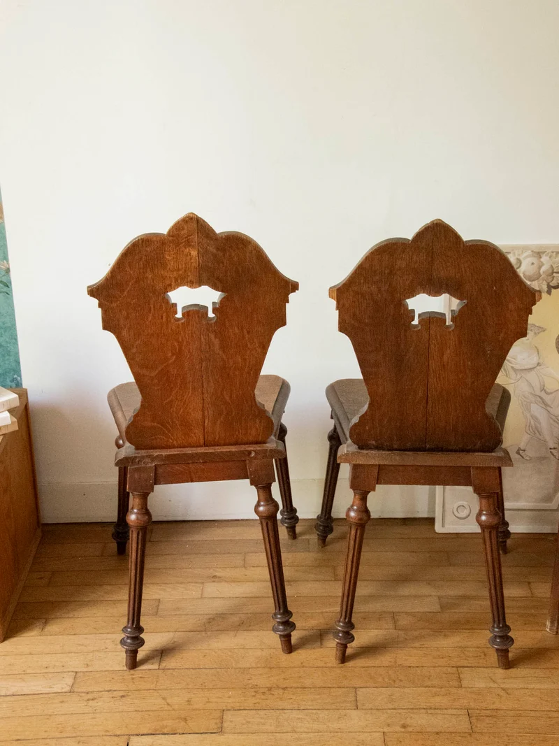 Claude, la paire de chaises au bois sculpté N°1583