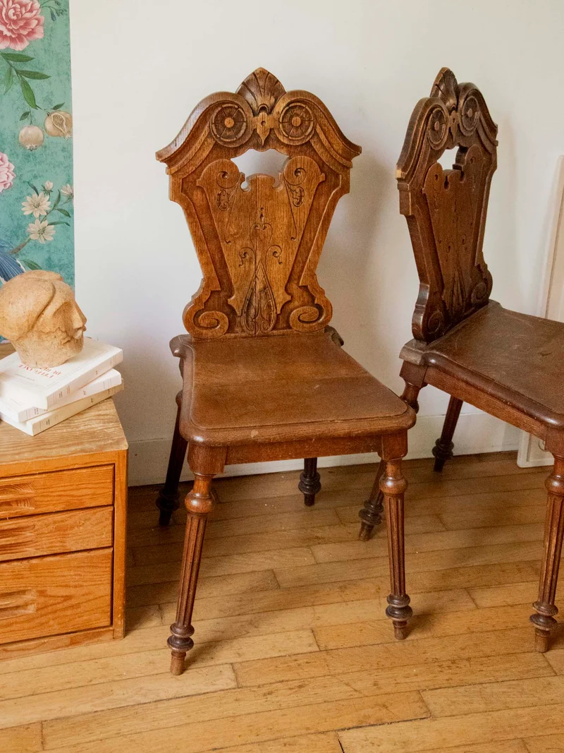 Claude, la paire de chaises au bois sculpté N°1583