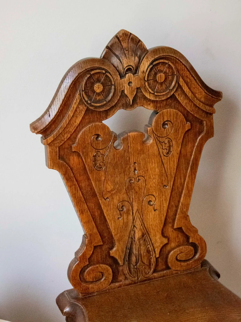 Claude, la paire de chaises au bois sculpté N°1583