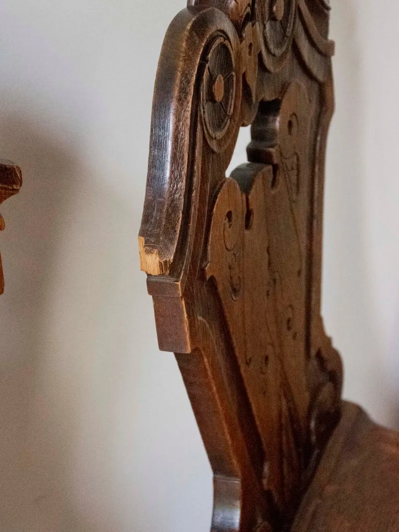 Claude, la paire de chaises au bois sculpté N°1583
