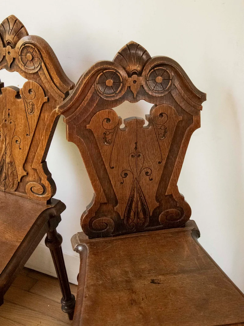 Claude, la paire de chaises au bois sculpté N°1583