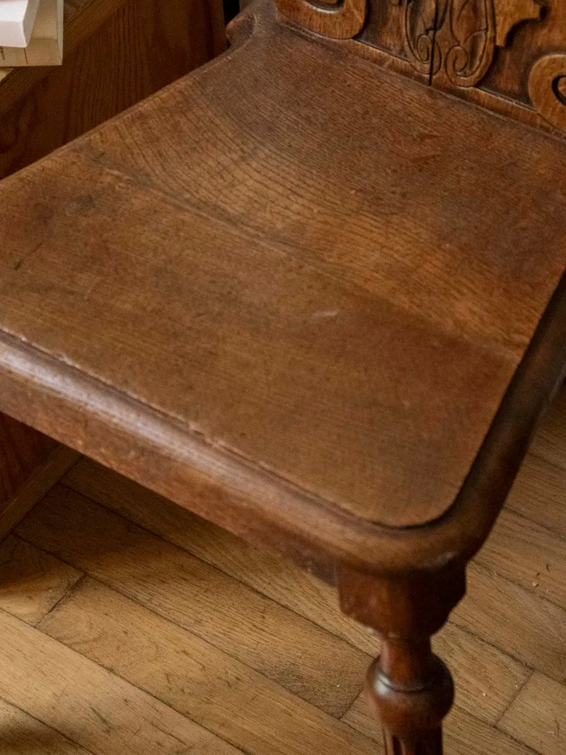Claude, la paire de chaises au bois sculpté N°1583