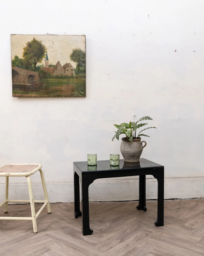 Hanna, la table d'appoint en bois laqué noir N°1539