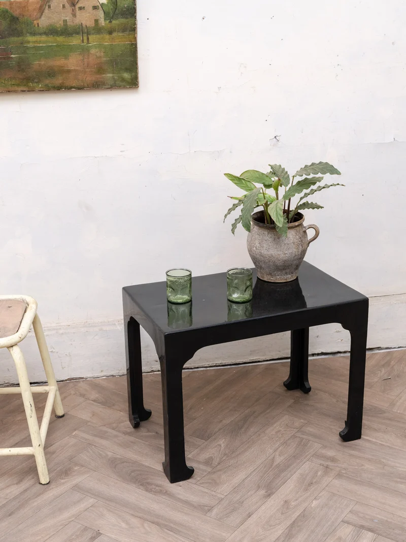 Hanna, la table d'appoint en bois laqué noir N°1539