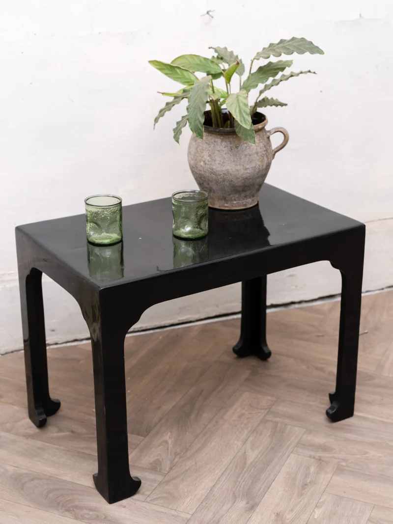 Hanna, la table d'appoint en bois laqué noir N°1539