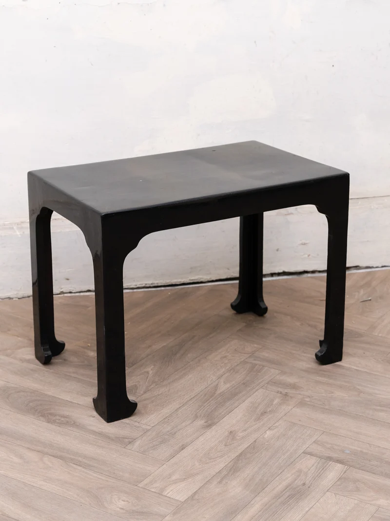 Hanna, la table d'appoint en bois laqué noir N°1539