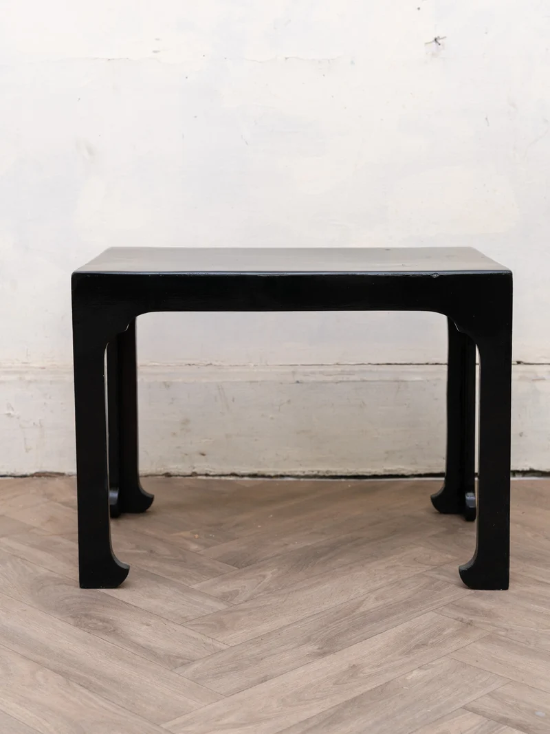 Hanna, la table d'appoint en bois laqué noir N°1539