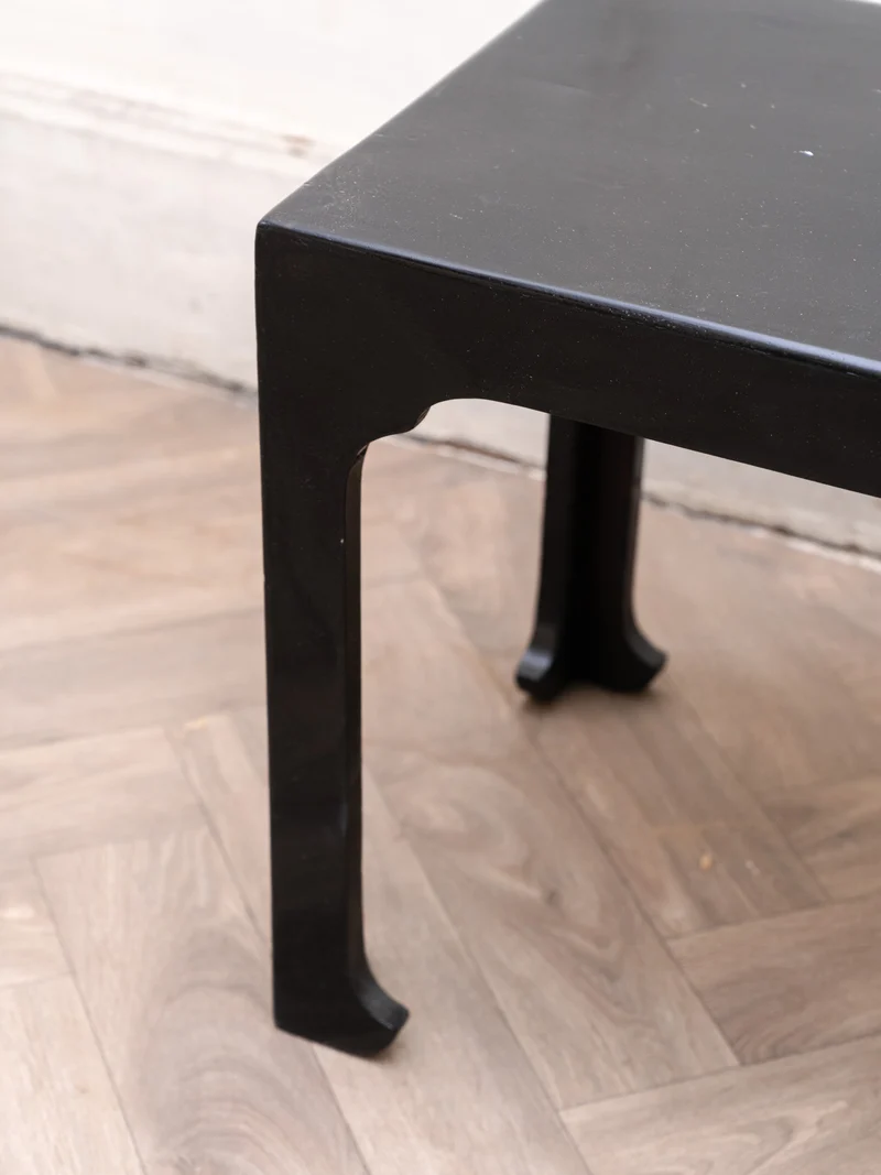 Hanna, la table d'appoint en bois laqué noir N°1539