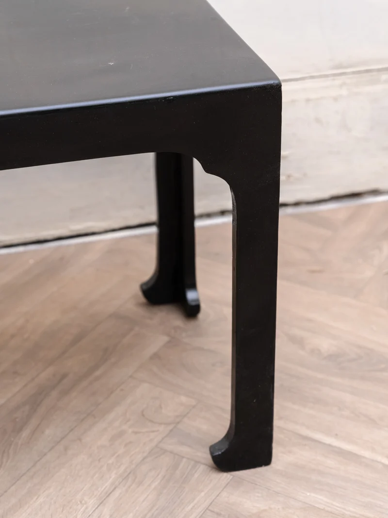 Hanna, la table d'appoint en bois laqué noir N°1539