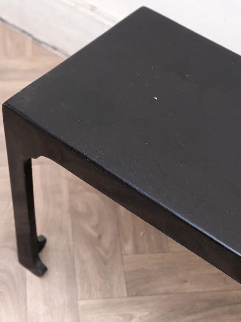 Hanna, la table d'appoint en bois laqué noir N°1539