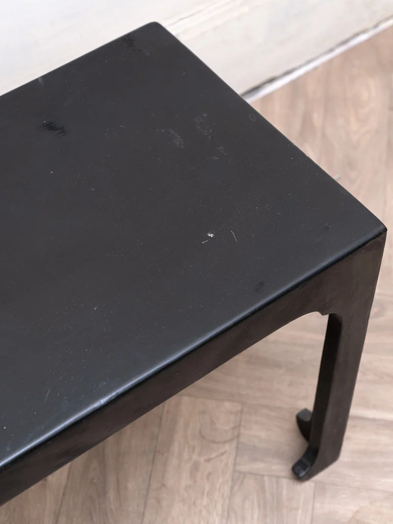 Hanna, la table d'appoint en bois laqué noir N°1539