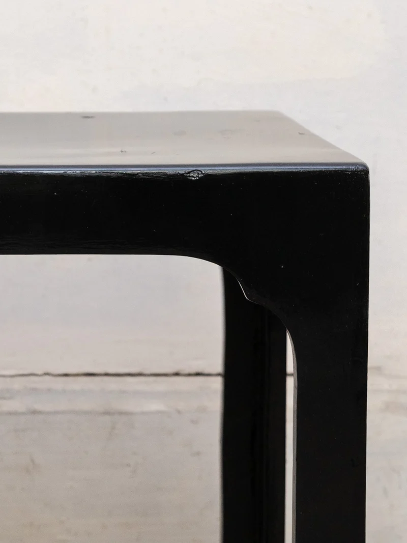 Hanna, la table d'appoint en bois laqué noir N°1539