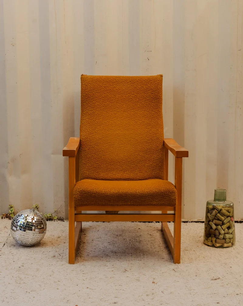 Jakob, le fauteuil en tissu moutarde et bois N°1340