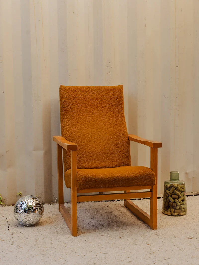 Jakob, le fauteuil en tissu moutarde et bois N°1340
