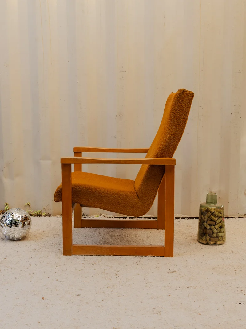 Jakob, le fauteuil en tissu moutarde et bois N°1340