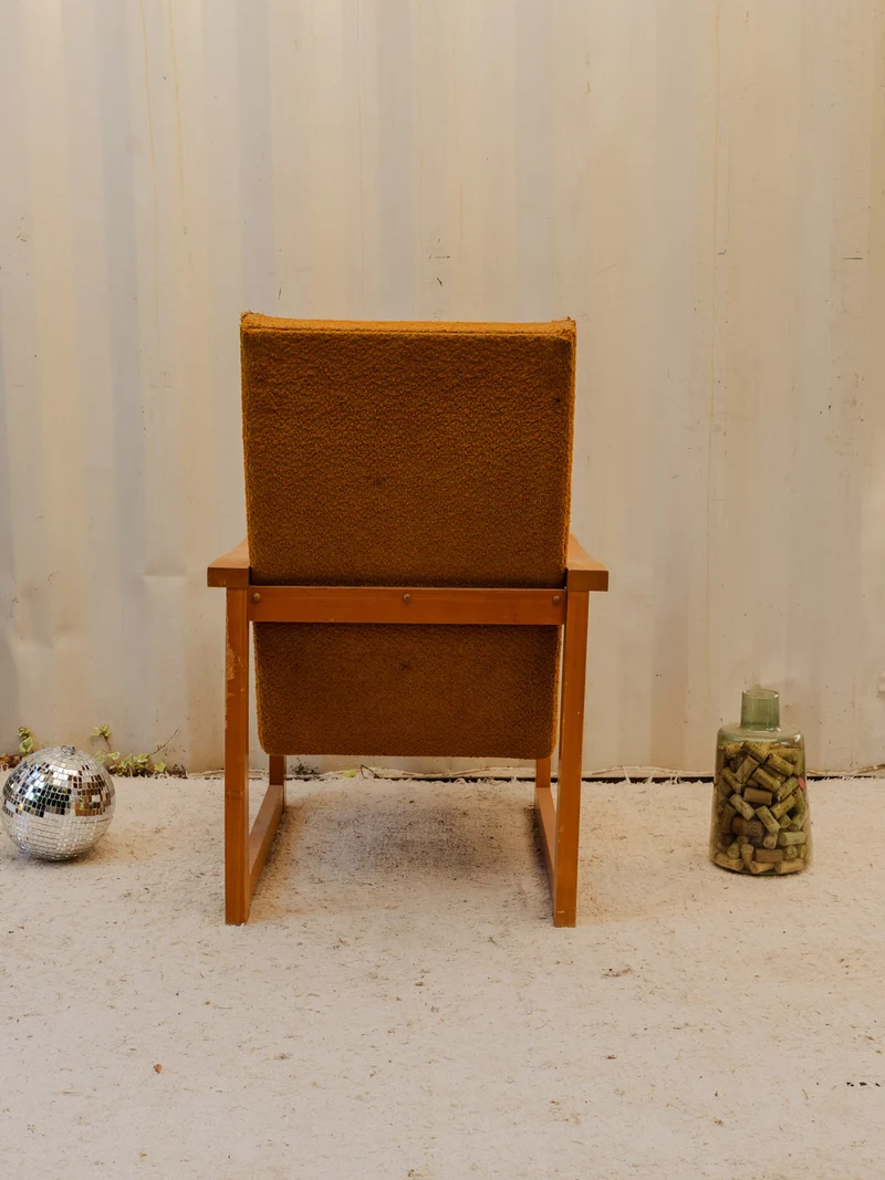 Jakob, le fauteuil en tissu moutarde et bois N°1340
