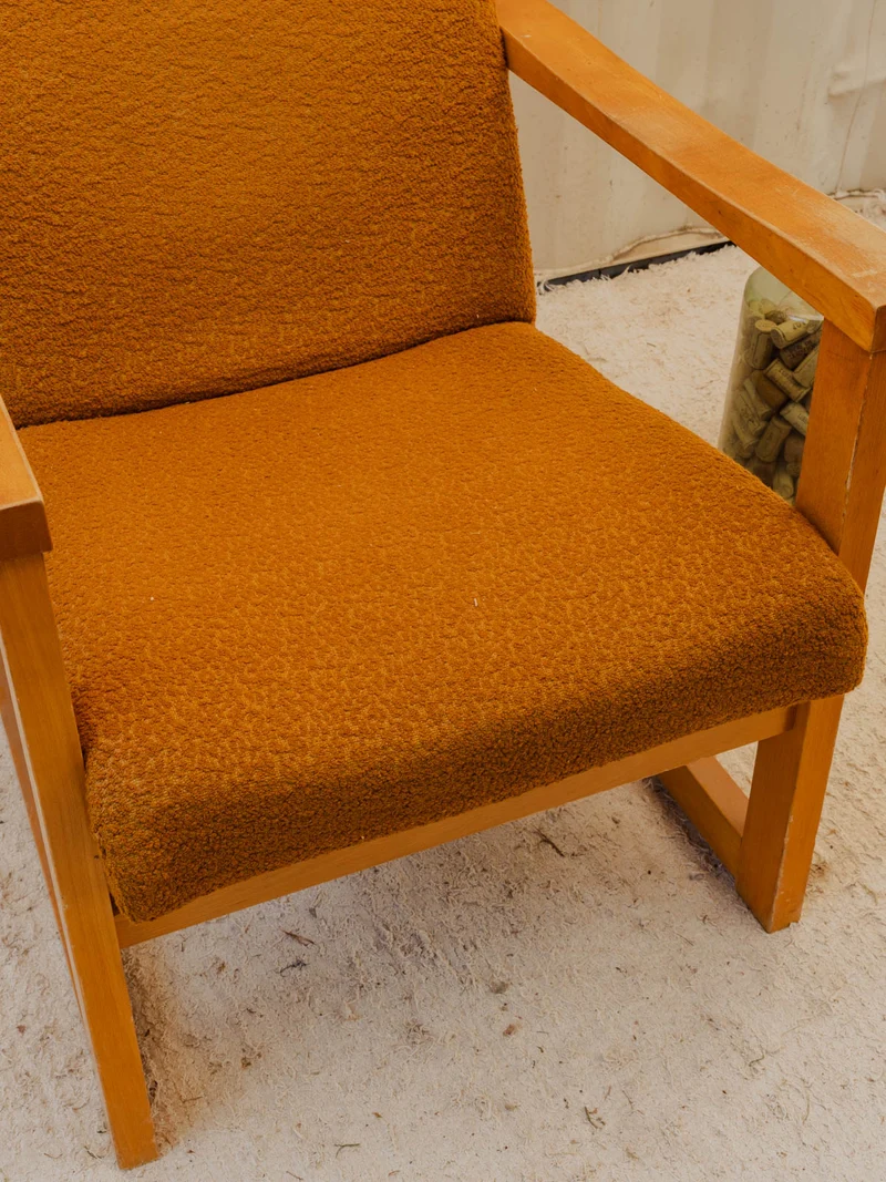 Jakob, le fauteuil en tissu moutarde et bois N°1340