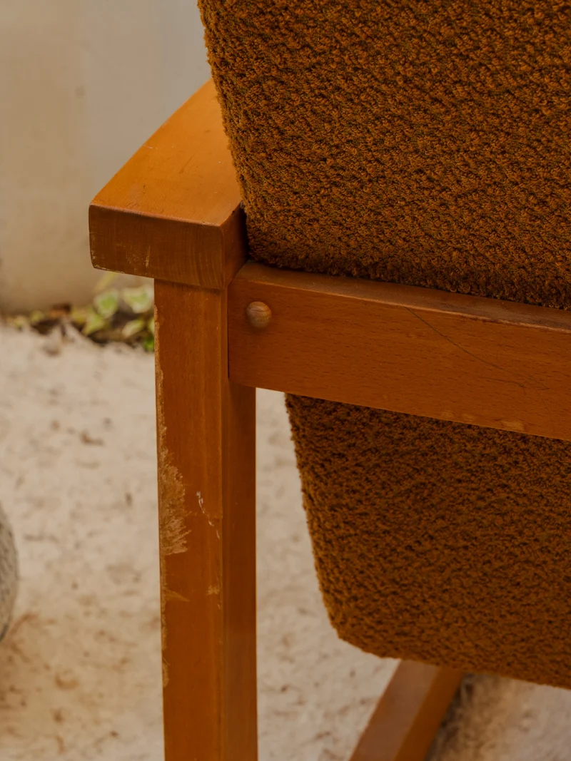 Jakob, le fauteuil en tissu moutarde et bois N°1340