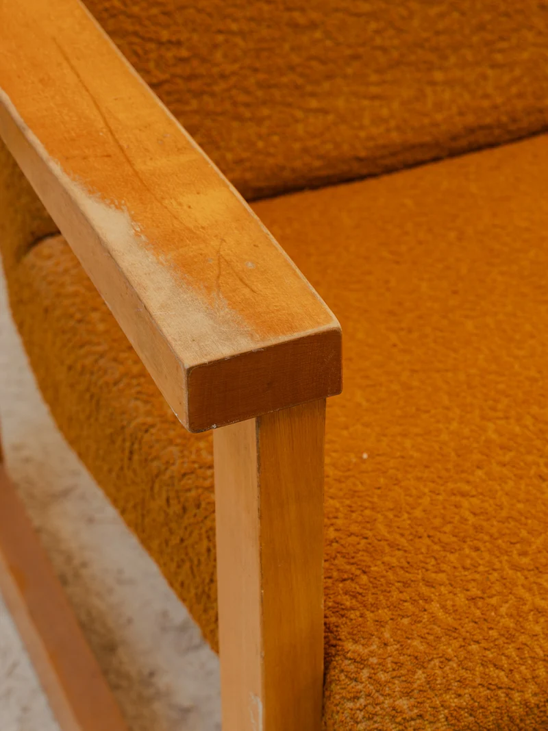 Jakob, le fauteuil en tissu moutarde et bois N°1340