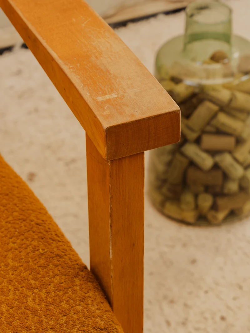 Jakob, le fauteuil en tissu moutarde et bois N°1340