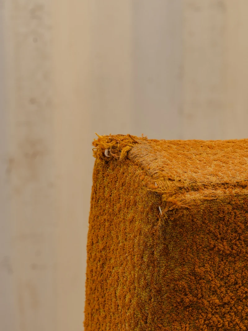 Jakob, le fauteuil en tissu moutarde et bois N°1340