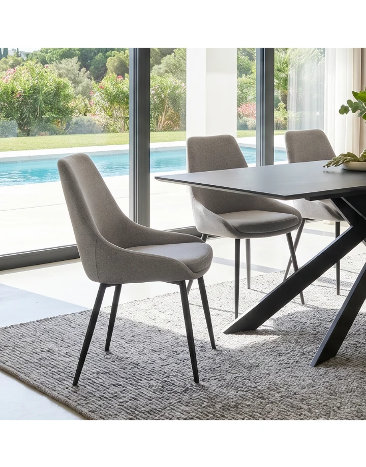 Chaise en tissu gris clair