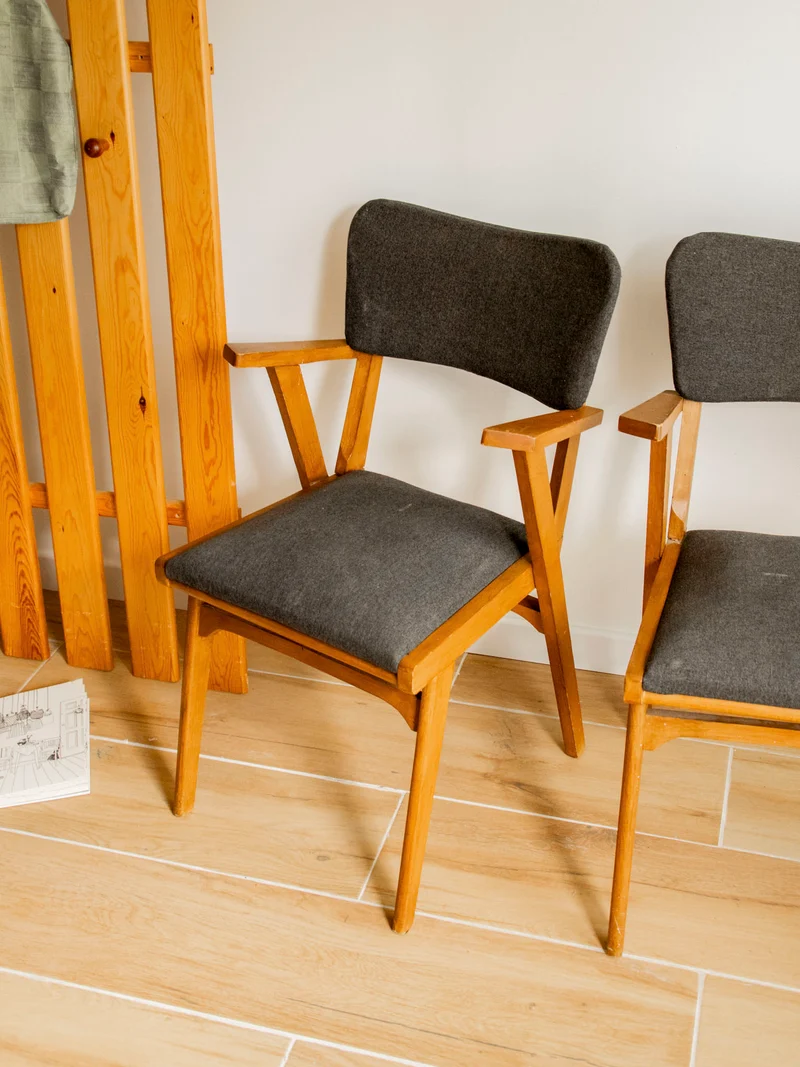 Claude, la paire de chaises à accoudoirs N°1564
