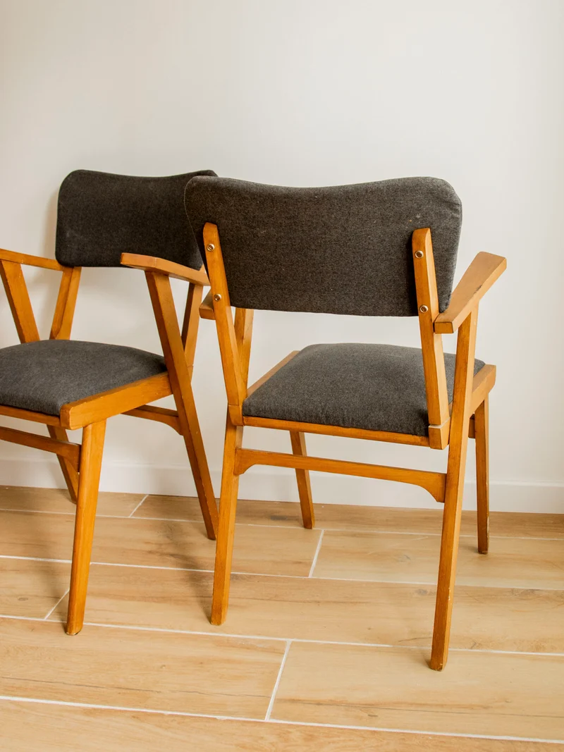 Claude, la paire de chaises à accoudoirs N°1564