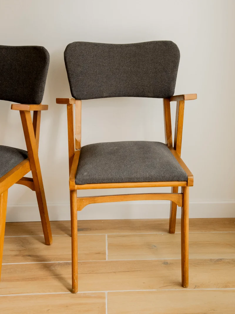 Claude, la paire de chaises à accoudoirs N°1564