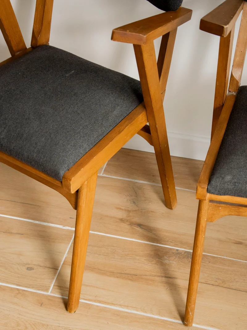 Claude, la paire de chaises à accoudoirs N°1564
