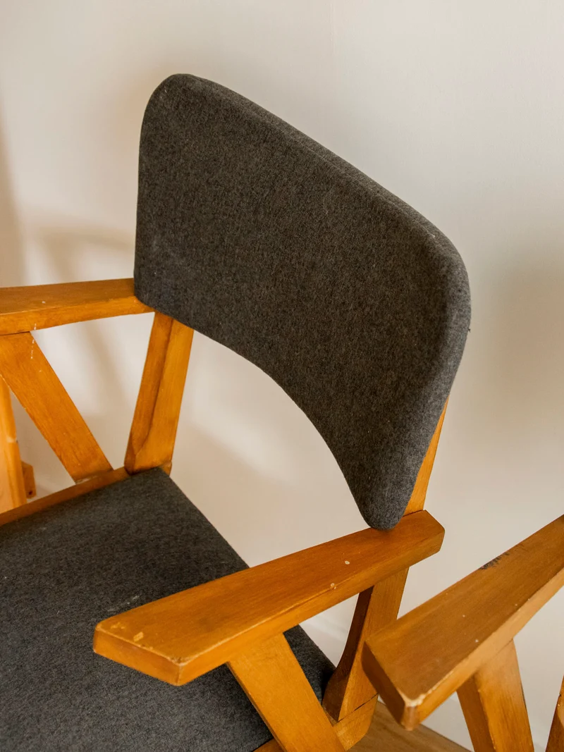 Claude, la paire de chaises à accoudoirs N°1564