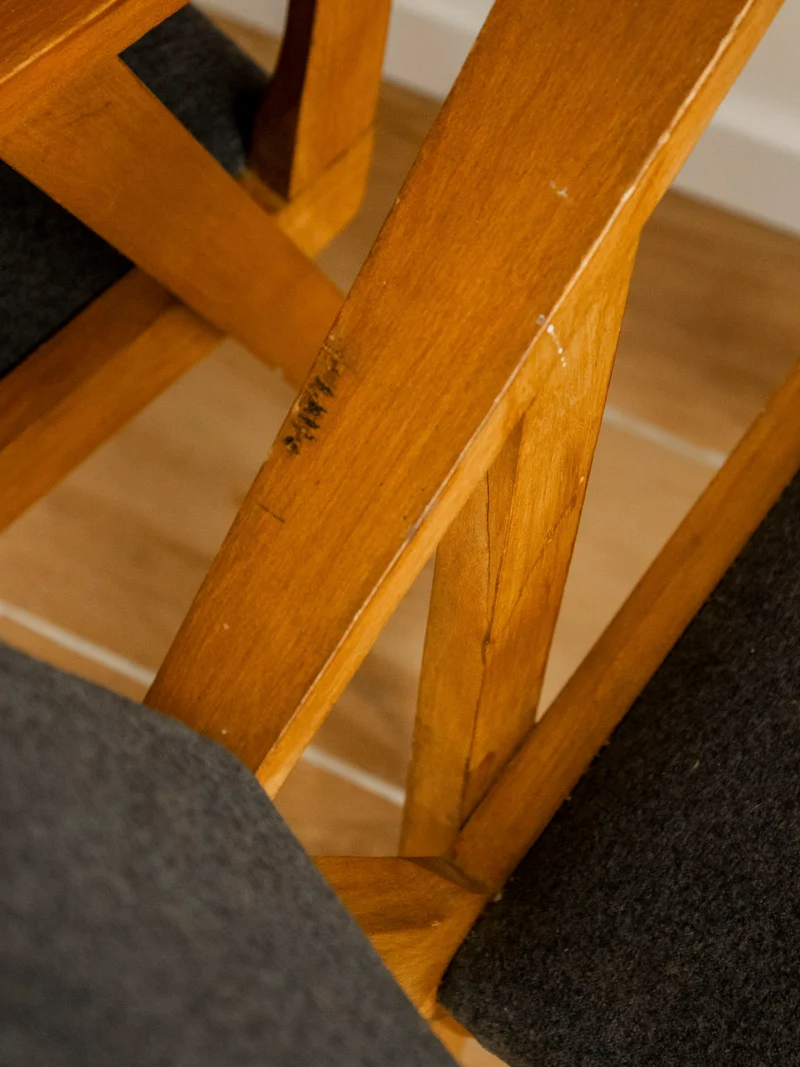 Claude, la paire de chaises à accoudoirs N°1564
