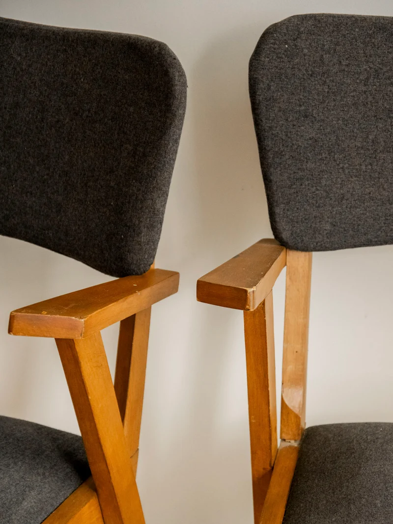Claude, la paire de chaises à accoudoirs N°1564