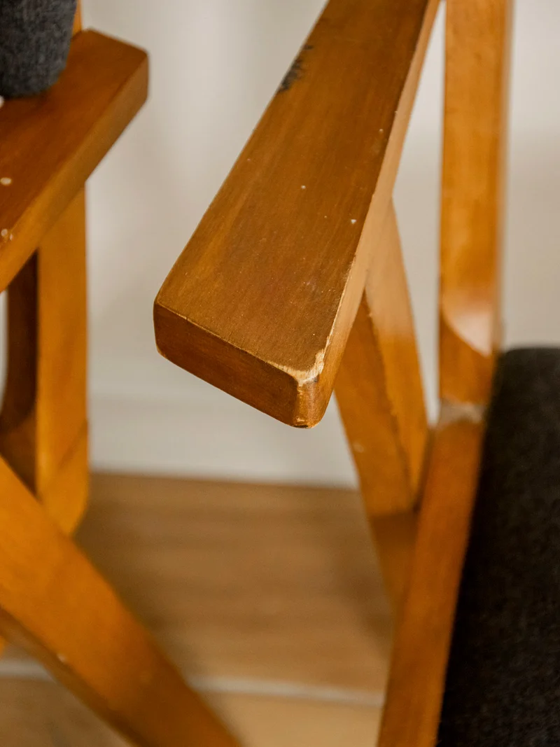 Claude, la paire de chaises à accoudoirs N°1564