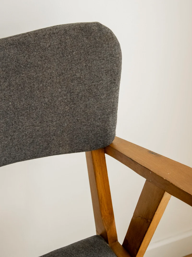 Claude, la paire de chaises à accoudoirs N°1564