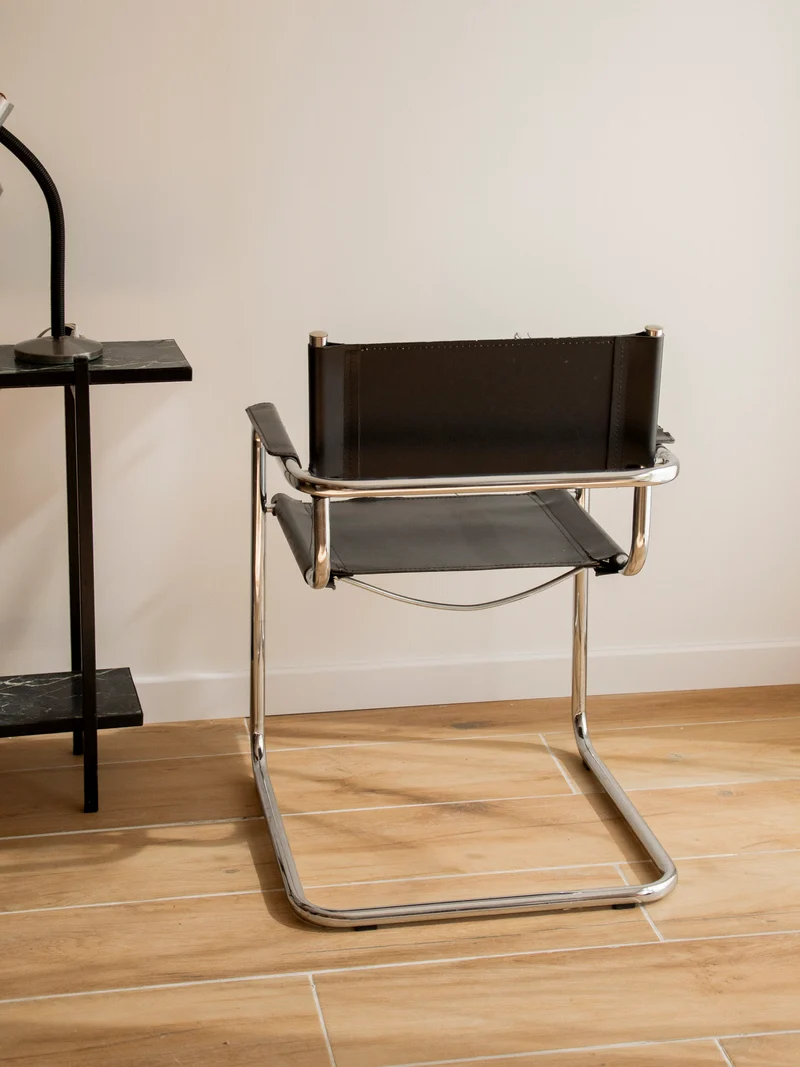Alma, la chaise à l'assise en cuir noir N°1869