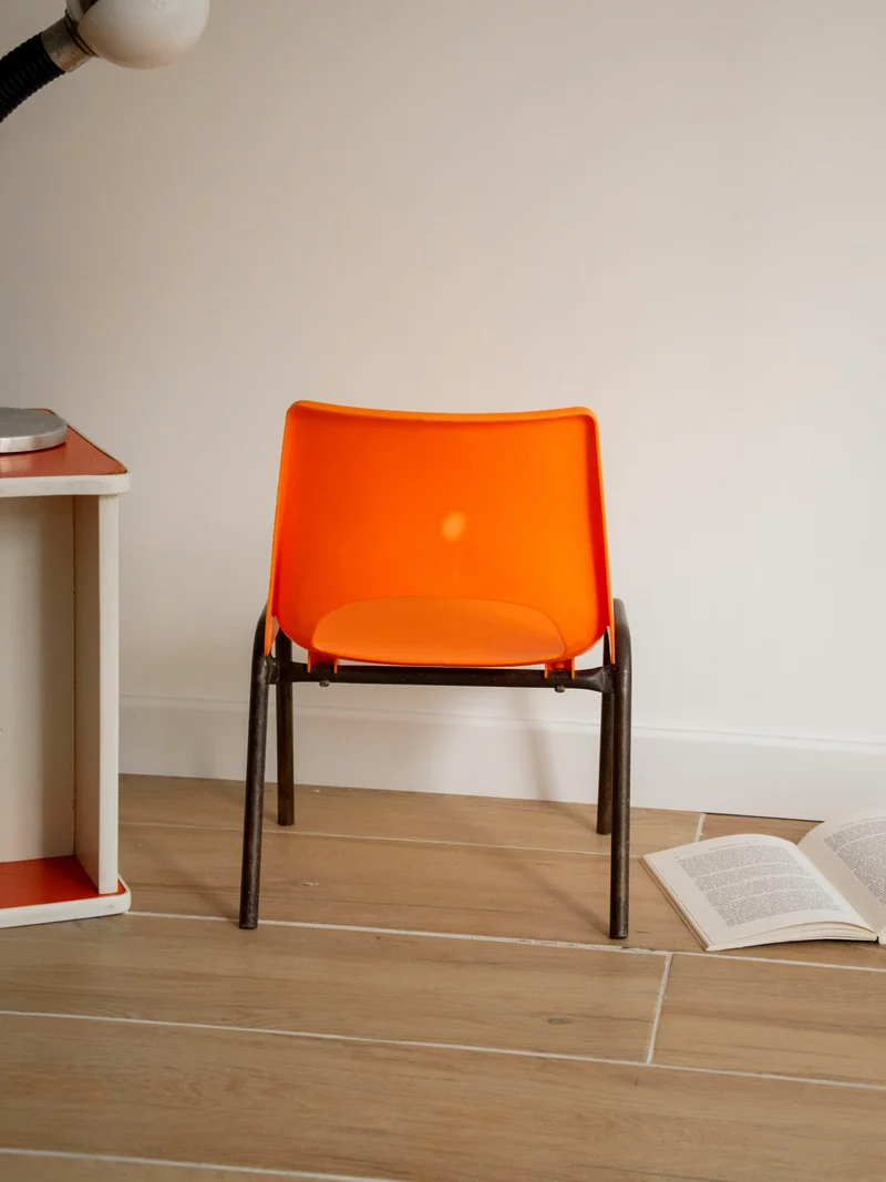 Ernestine, la chaise pour enfant orange éclatante N°1334