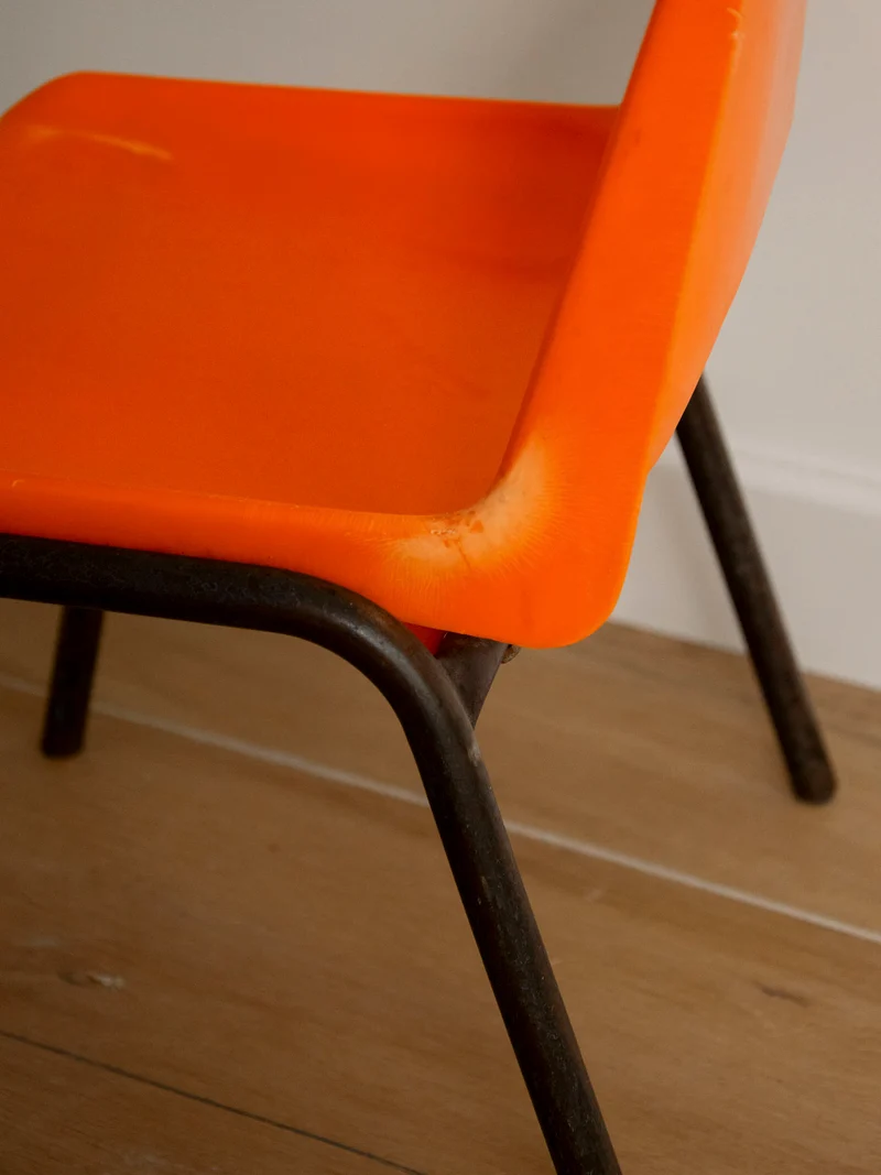 Ernestine, la chaise pour enfant orange éclatante N°1334