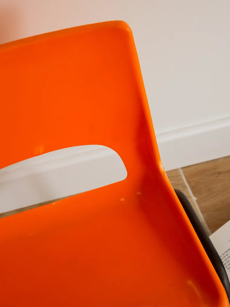 Ernestine, la chaise pour enfant orange éclatante N°1334