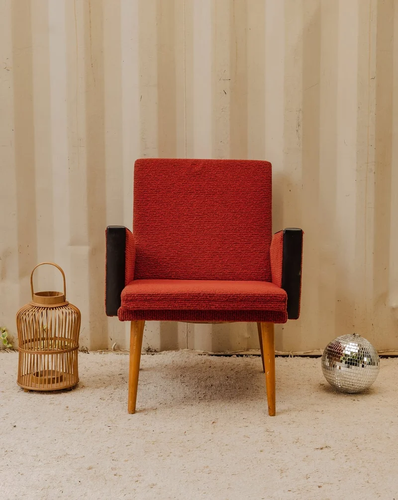 Jakob, le fauteuil en tissu bouclette rouge N°1345