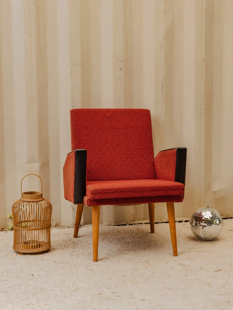 Jakob, le fauteuil en tissu bouclette rouge N°1345
