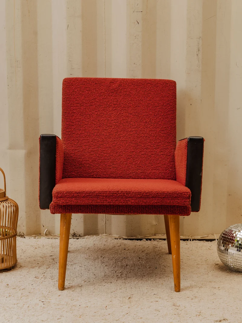 Jakob, le fauteuil en tissu bouclette rouge N°1345